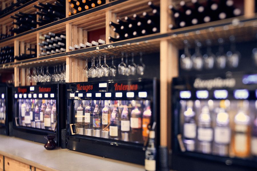 restaurant le 5 wine bar et ses machines de service de vin au verre