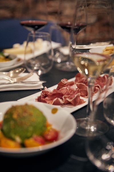 plats de tomate et jambon sur un table du restaurant le 5